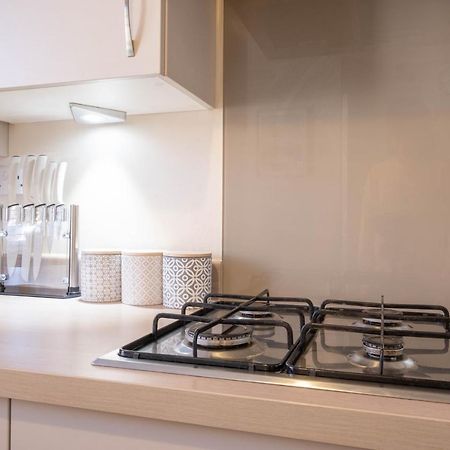 Beautiful And Comfortable Home Away From Home With Free Parking, Fast Wifi And White Crisp Hotel Standard Linen Hosted By Our Home Short Stays 노샘프턴 외부 사진