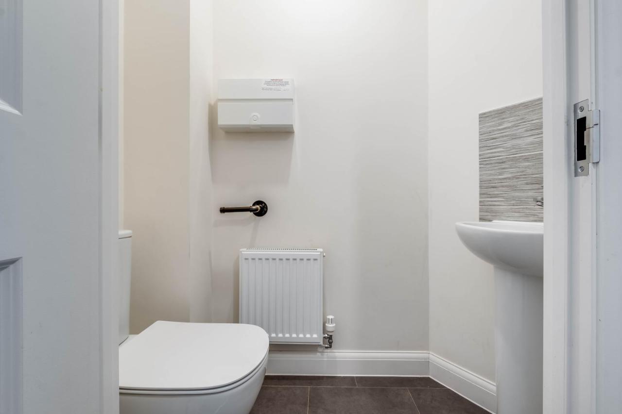 Beautiful And Comfortable Home Away From Home With Free Parking, Fast Wifi And White Crisp Hotel Standard Linen Hosted By Our Home Short Stays 노샘프턴 외부 사진