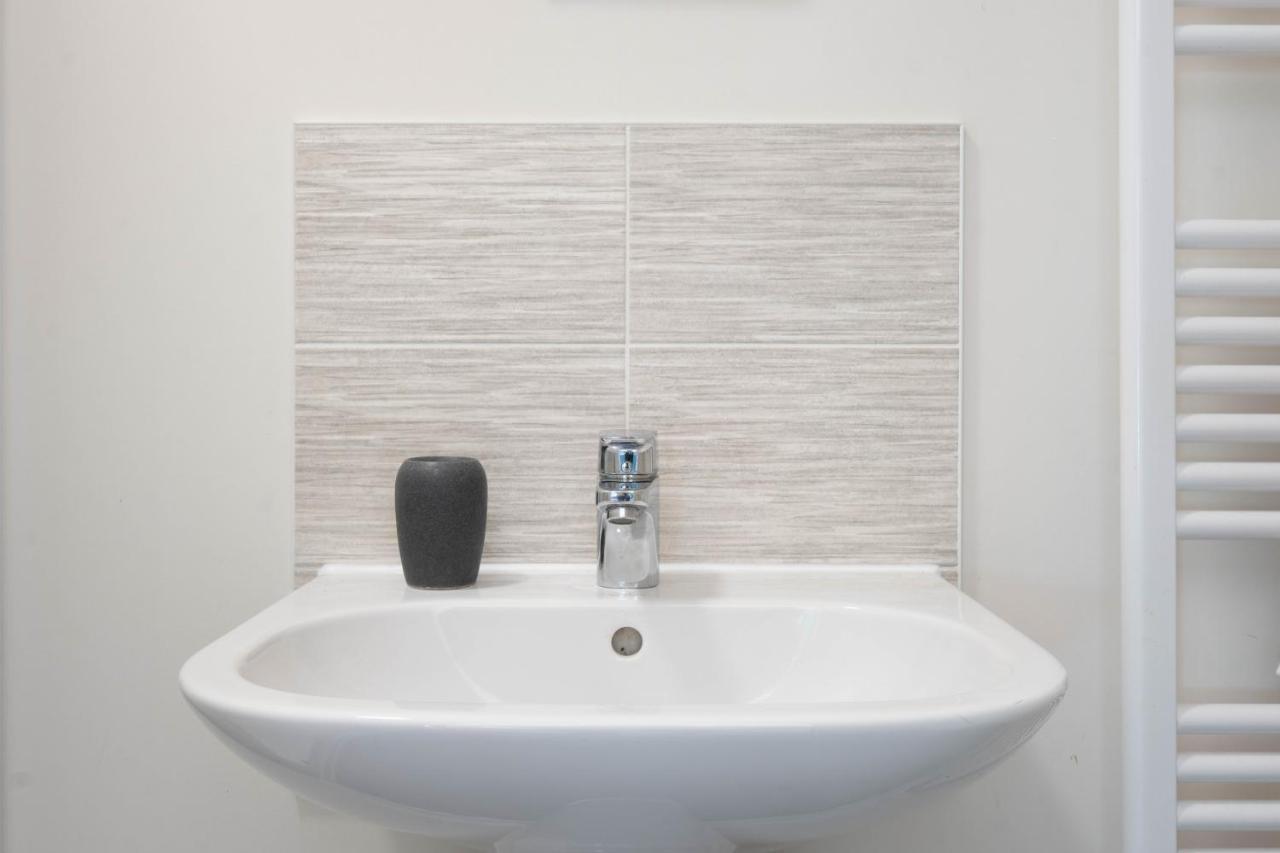 Beautiful And Comfortable Home Away From Home With Free Parking, Fast Wifi And White Crisp Hotel Standard Linen Hosted By Our Home Short Stays 노샘프턴 외부 사진