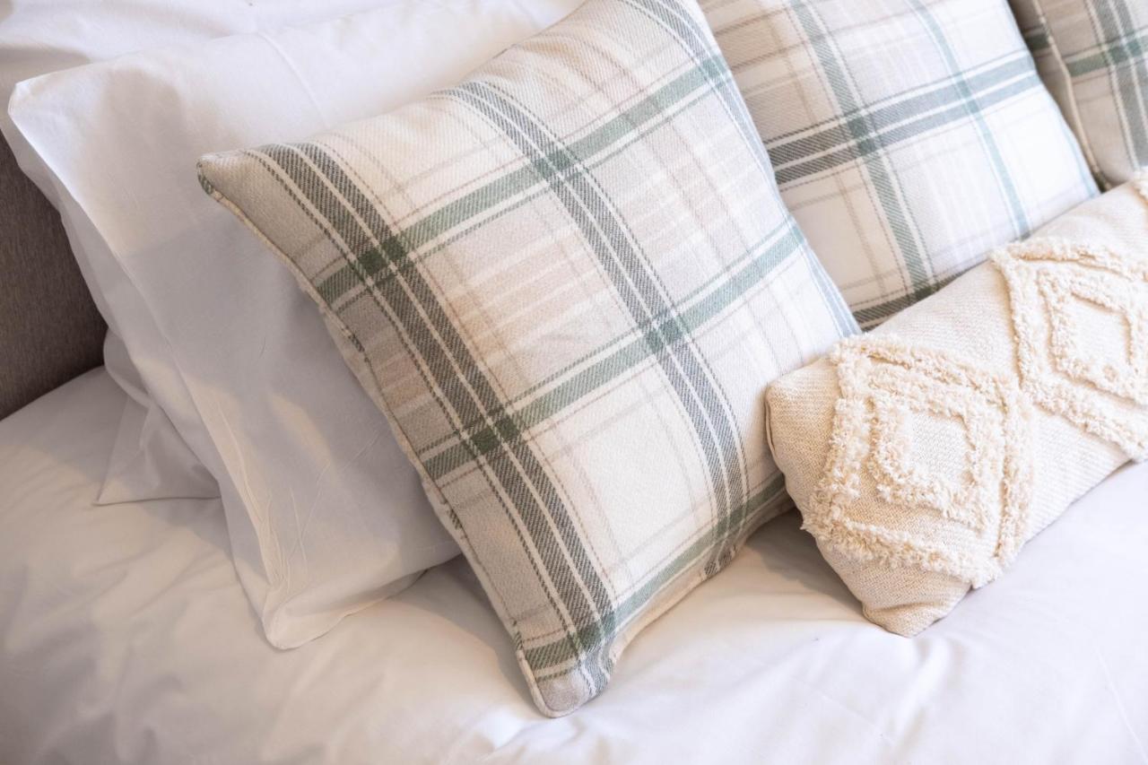 Beautiful And Comfortable Home Away From Home With Free Parking, Fast Wifi And White Crisp Hotel Standard Linen Hosted By Our Home Short Stays 노샘프턴 외부 사진