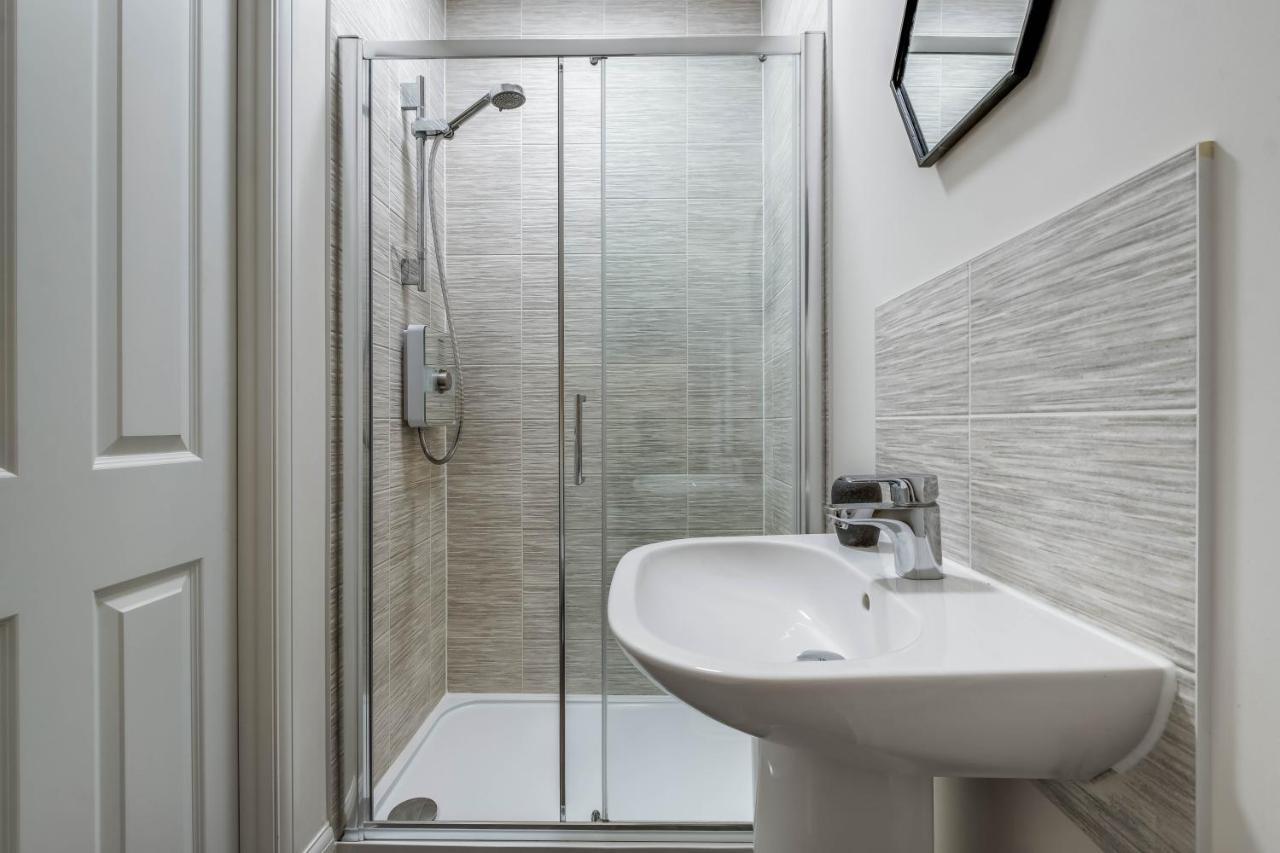 Beautiful And Comfortable Home Away From Home With Free Parking, Fast Wifi And White Crisp Hotel Standard Linen Hosted By Our Home Short Stays 노샘프턴 외부 사진