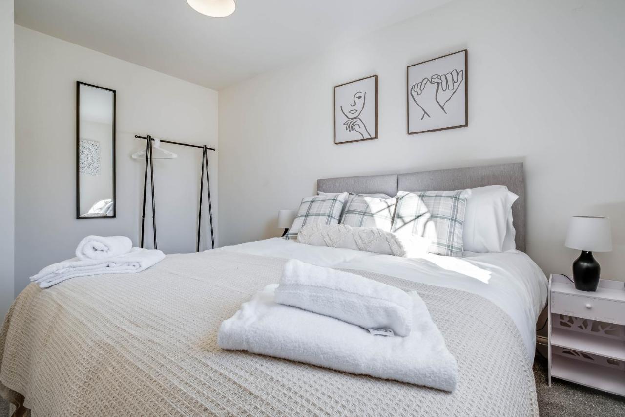 Beautiful And Comfortable Home Away From Home With Free Parking, Fast Wifi And White Crisp Hotel Standard Linen Hosted By Our Home Short Stays 노샘프턴 외부 사진